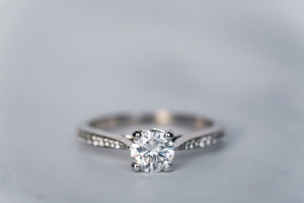 Diamond ring with set sparkling shoulders